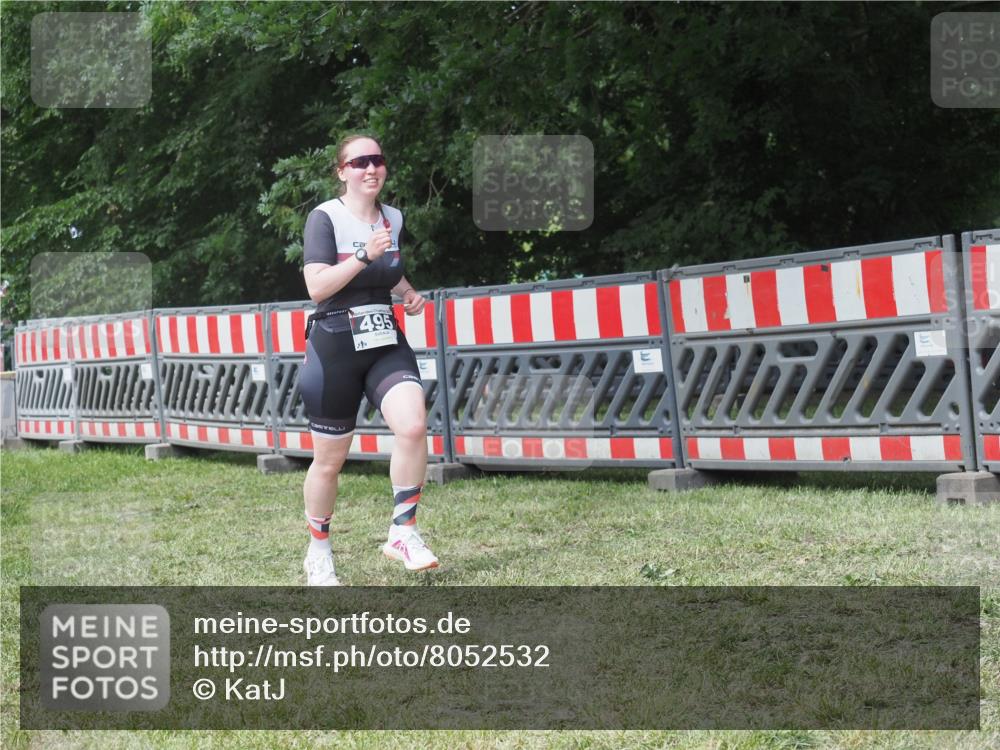 21.06.2025 - 27. Vierlanden-Triathlon KatJ http://msf.ph/oto/8052532 15.06.2025 12:00:52 Ziel 495 meine-sportfotos.de