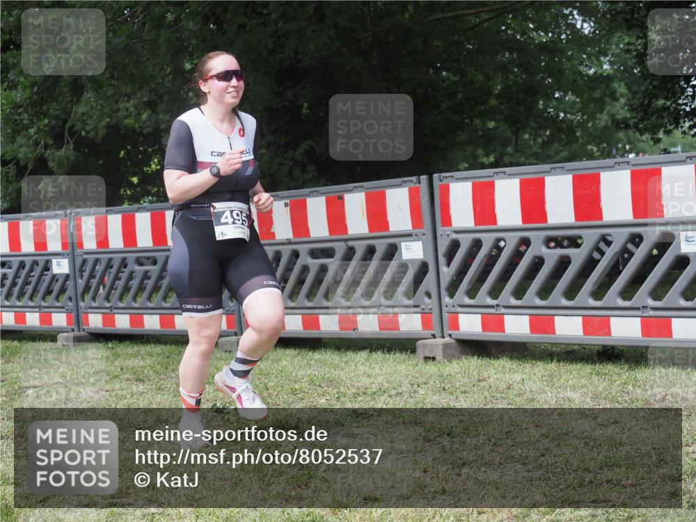 21.06.2025 - 27. Vierlanden-Triathlon KatJ http://msf.ph/oto/8052537 15.06.2025 12:00:53 Ziel 495 meine-sportfotos.de