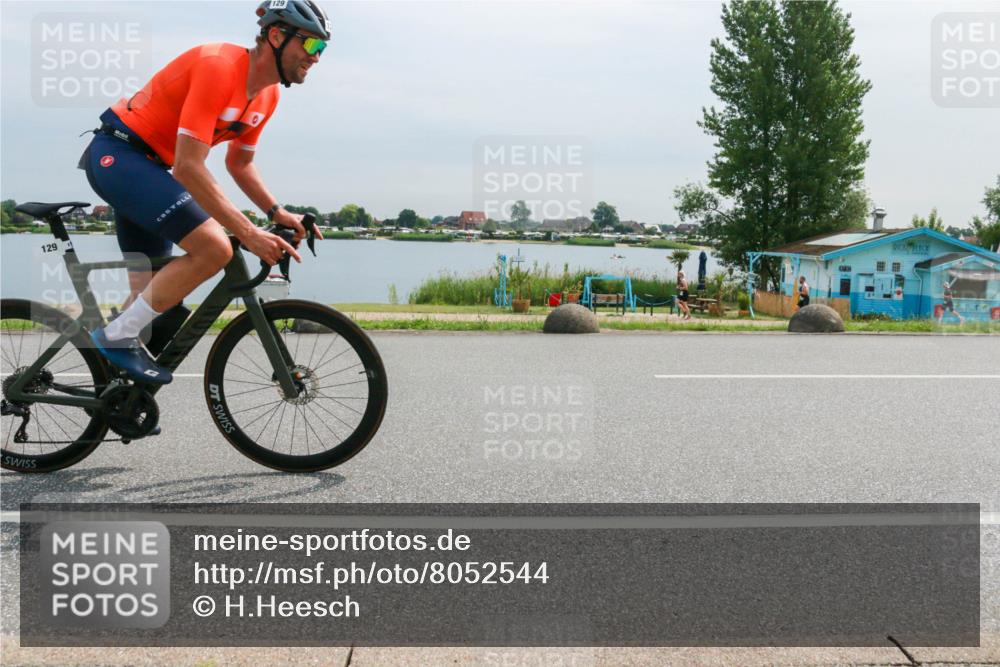15.06.2025 - 27. Vierlanden-Triathlon H.Heesch http://msf.ph/oto/8052544 15.06.2025 11:00:06 Radfahren 129 meine-sportfotos.de