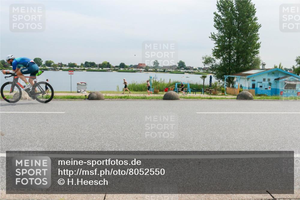 15.06.2025 - 27. Vierlanden-Triathlon H.Heesch http://msf.ph/oto/8052550 15.06.2025 11:00:09 Radfahren 113, 129 meine-sportfotos.de