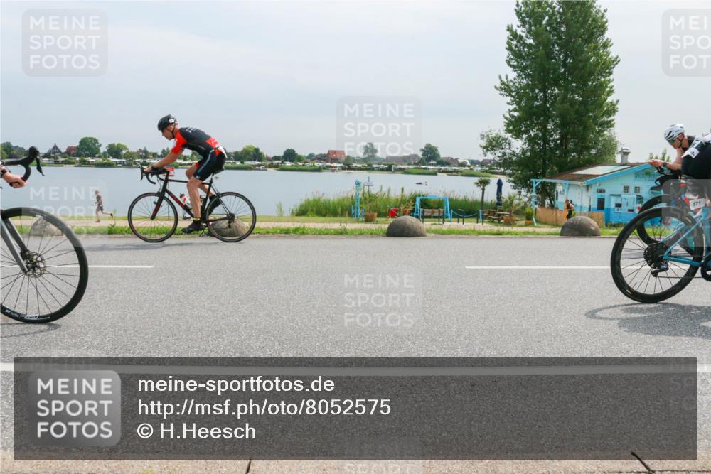 15.06.2025 - 27. Vierlanden-Triathlon H.Heesch http://msf.ph/oto/8052575 15.06.2025 11:00:32 Radfahren 157, 227, 489, 571, 638, 650 meine-sportfotos.de