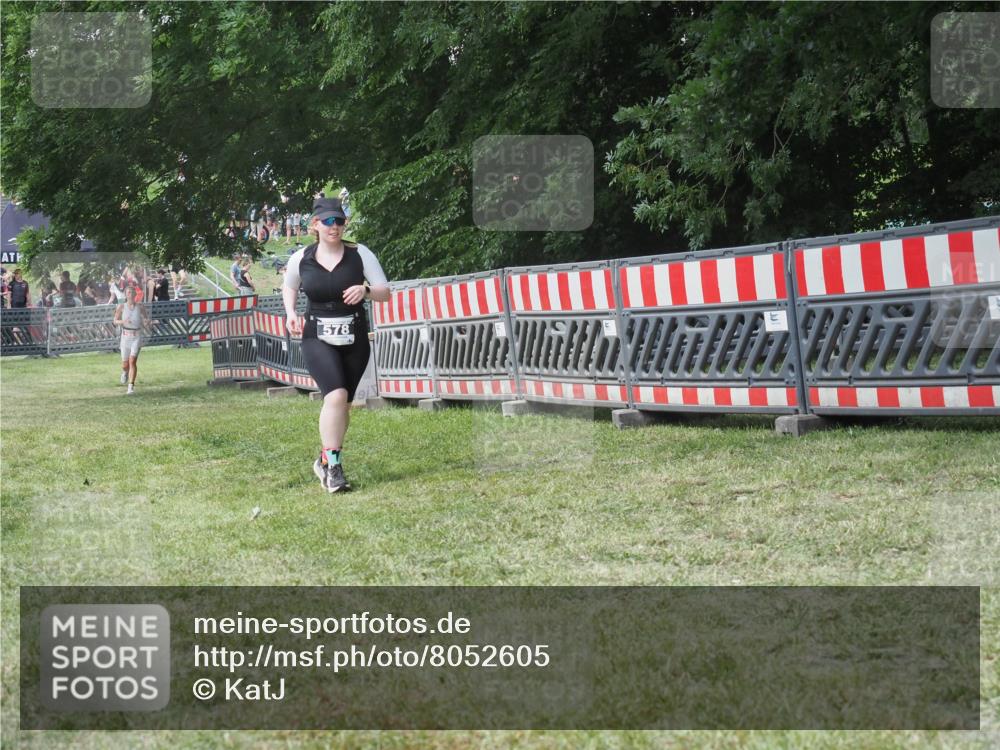 21.06.2025 - 27. Vierlanden-Triathlon KatJ http://msf.ph/oto/8052605 15.06.2025 12:04:44 Ziel 578 meine-sportfotos.de