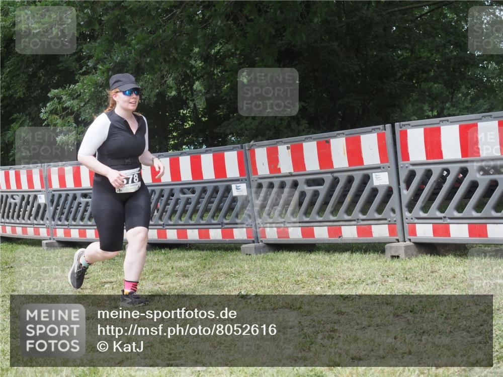 21.06.2025 - 27. Vierlanden-Triathlon KatJ http://msf.ph/oto/8052616 15.06.2025 12:04:46 Ziel 578 meine-sportfotos.de