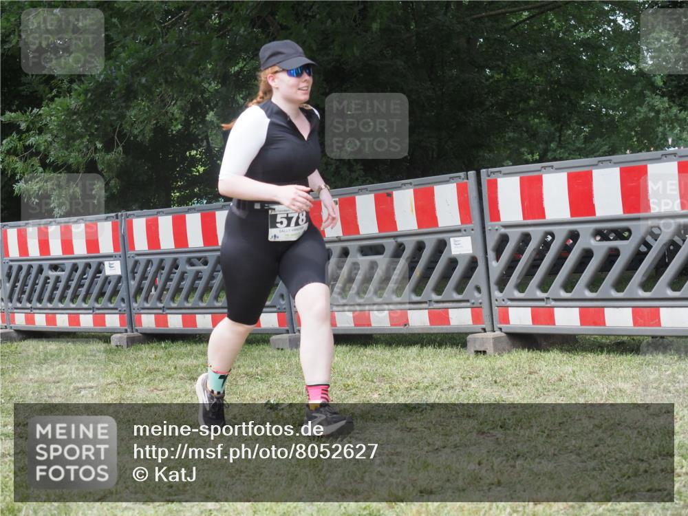 21.06.2025 - 27. Vierlanden-Triathlon KatJ http://msf.ph/oto/8052627 15.06.2025 12:04:46 Ziel 578 meine-sportfotos.de