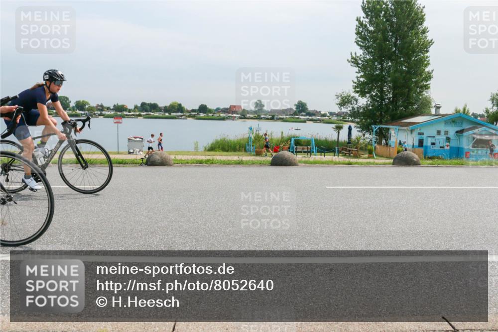15.06.2025 - 27. Vierlanden-Triathlon H.Heesch http://msf.ph/oto/8052640 15.06.2025 11:00:45 Radfahren 61, 226, 421, 586, 726, 759 meine-sportfotos.de