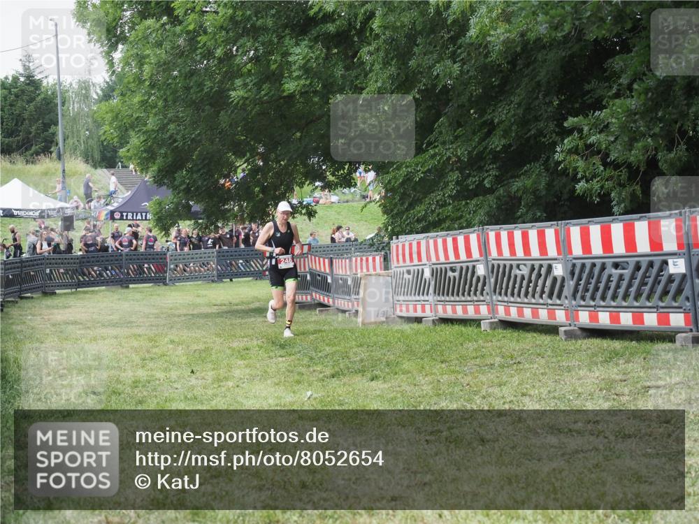 21.06.2025 - 27. Vierlanden-Triathlon KatJ http://msf.ph/oto/8052654 15.06.2025 12:06:15 Ziel 248 meine-sportfotos.de