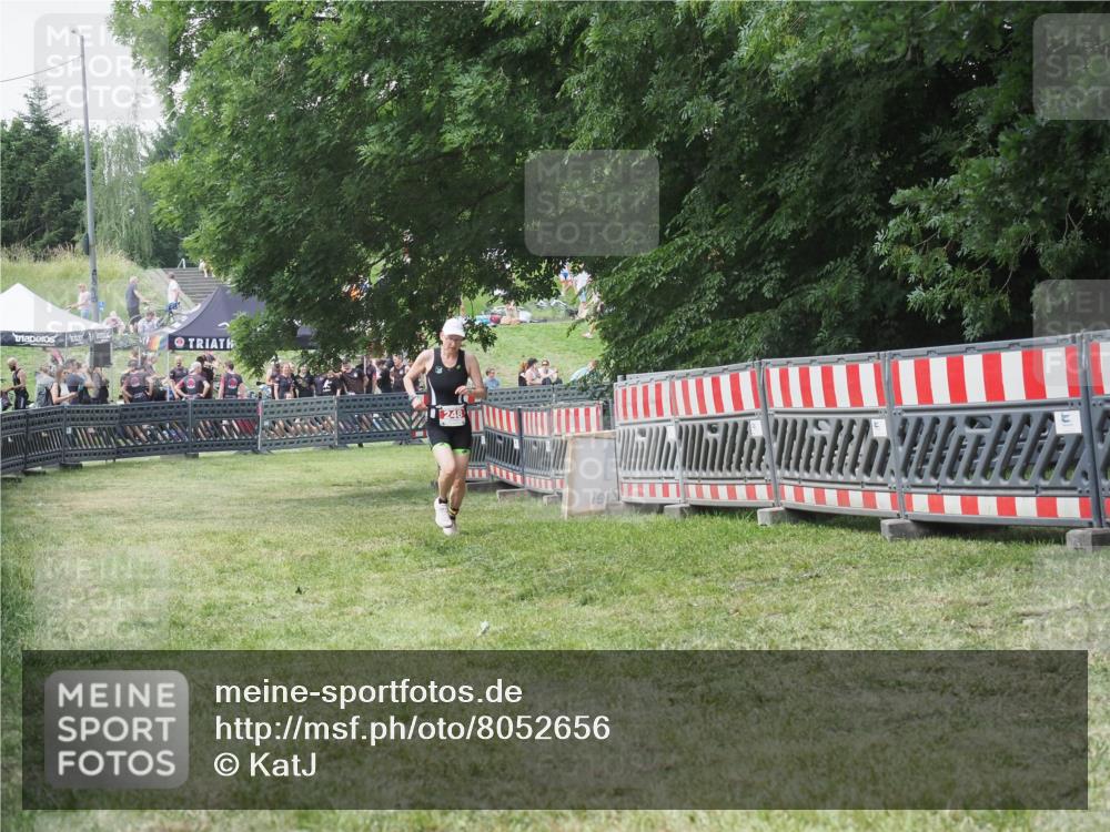 21.06.2025 - 27. Vierlanden-Triathlon KatJ http://msf.ph/oto/8052656 15.06.2025 12:06:15 Ziel 248 meine-sportfotos.de