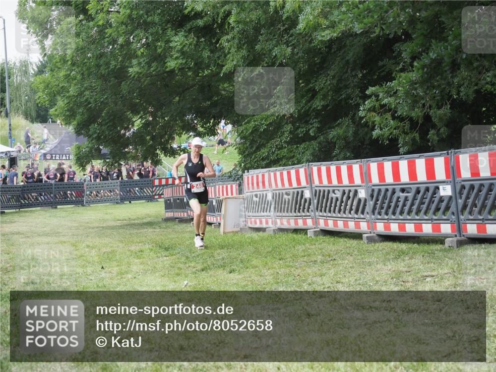 21.06.2025 - 27. Vierlanden-Triathlon KatJ http://msf.ph/oto/8052658 15.06.2025 12:06:16 Ziel 248 meine-sportfotos.de