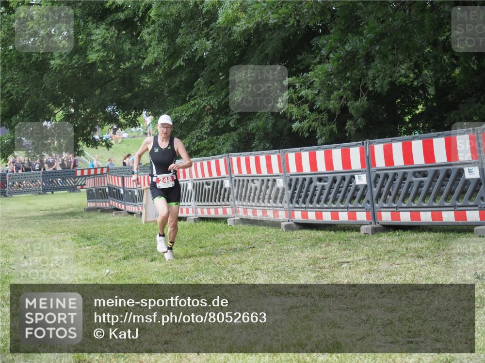 21.06.2025 - 27. Vierlanden-Triathlon KatJ http://msf.ph/oto/8052663 15.06.2025 12:06:17 Ziel 248 meine-sportfotos.de