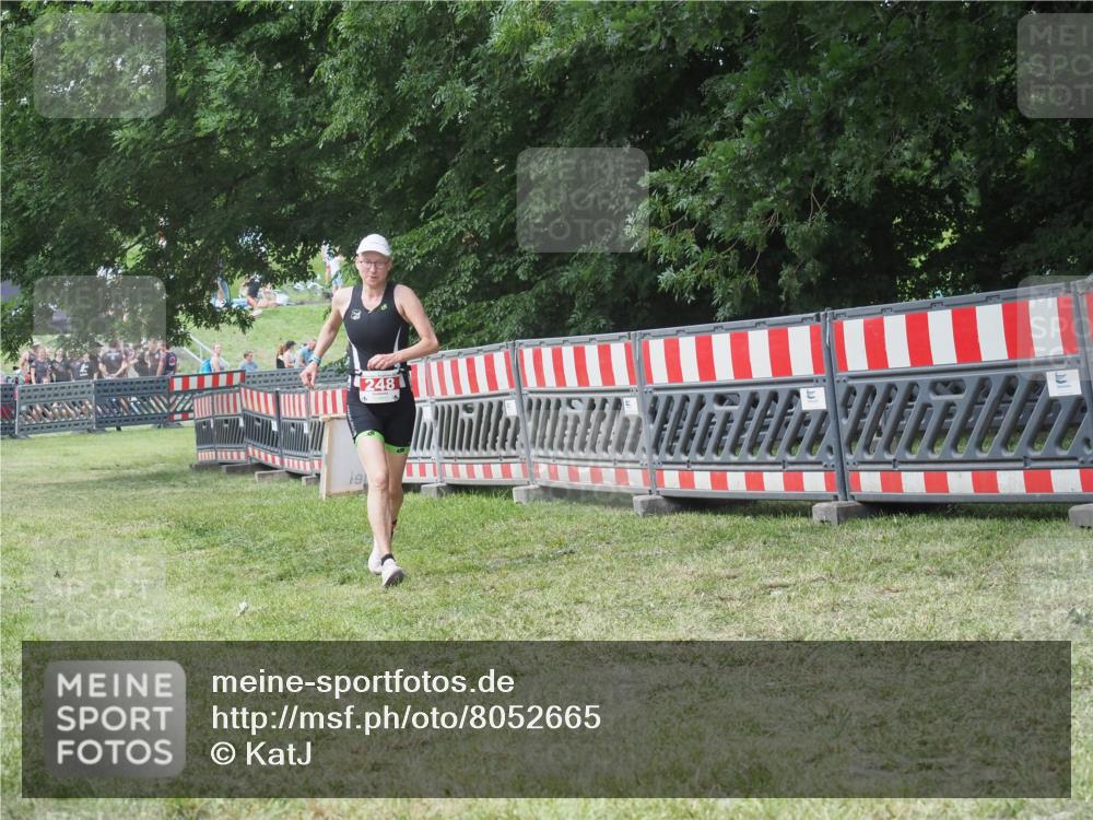 21.06.2025 - 27. Vierlanden-Triathlon KatJ http://msf.ph/oto/8052665 15.06.2025 12:06:18 Ziel 248 meine-sportfotos.de