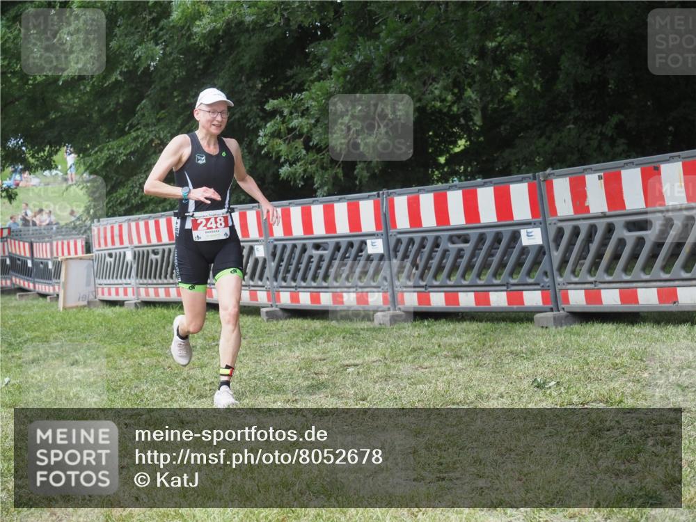 21.06.2025 - 27. Vierlanden-Triathlon KatJ http://msf.ph/oto/8052678 15.06.2025 12:06:19 Ziel 248 meine-sportfotos.de