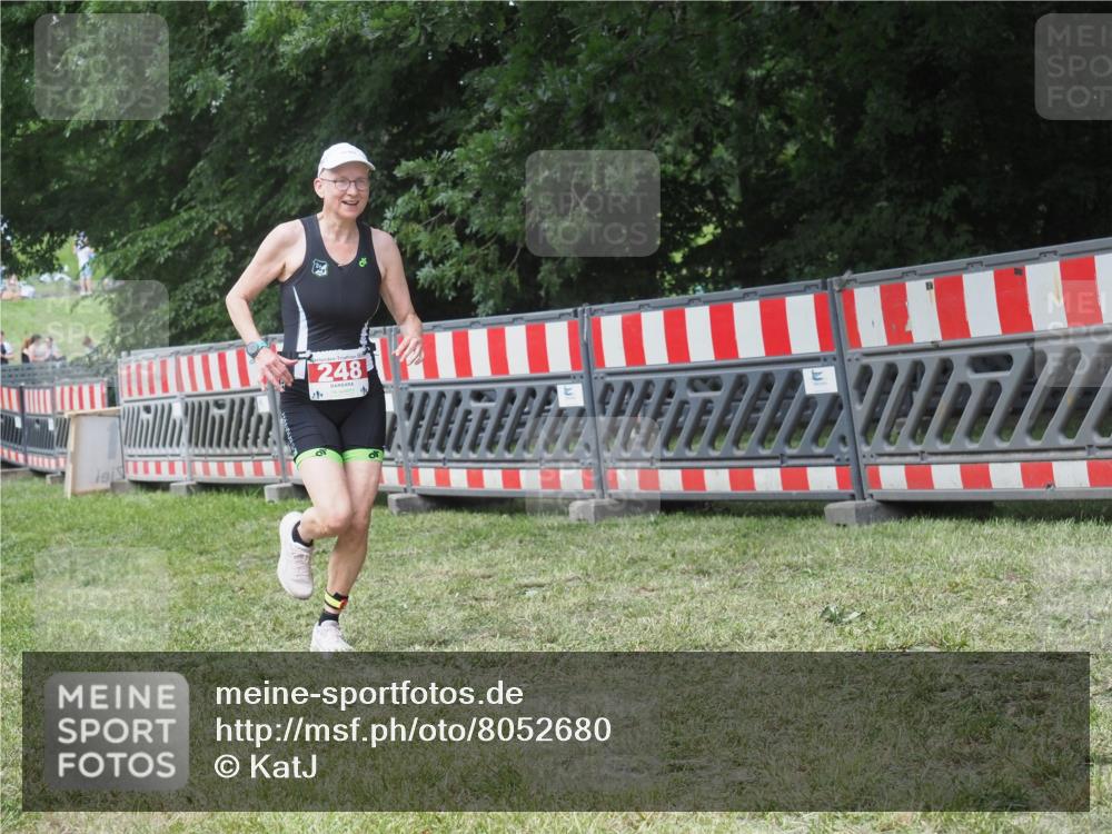 21.06.2025 - 27. Vierlanden-Triathlon KatJ http://msf.ph/oto/8052680 15.06.2025 12:06:19 Ziel 248 meine-sportfotos.de
