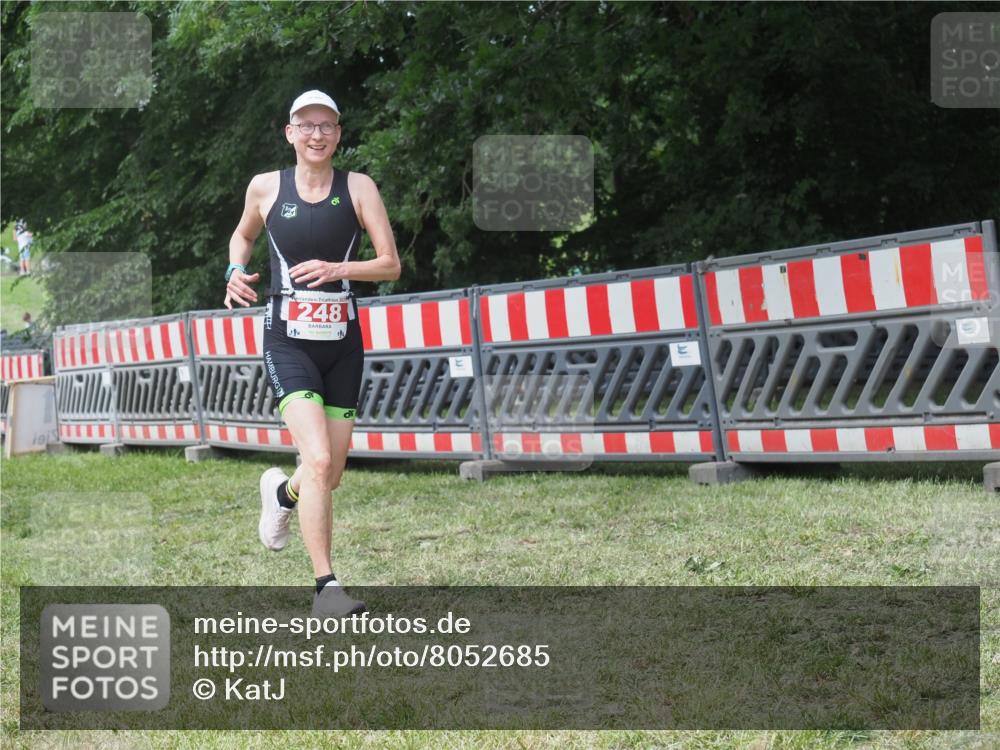 21.06.2025 - 27. Vierlanden-Triathlon KatJ http://msf.ph/oto/8052685 15.06.2025 12:06:19 Ziel 248 meine-sportfotos.de