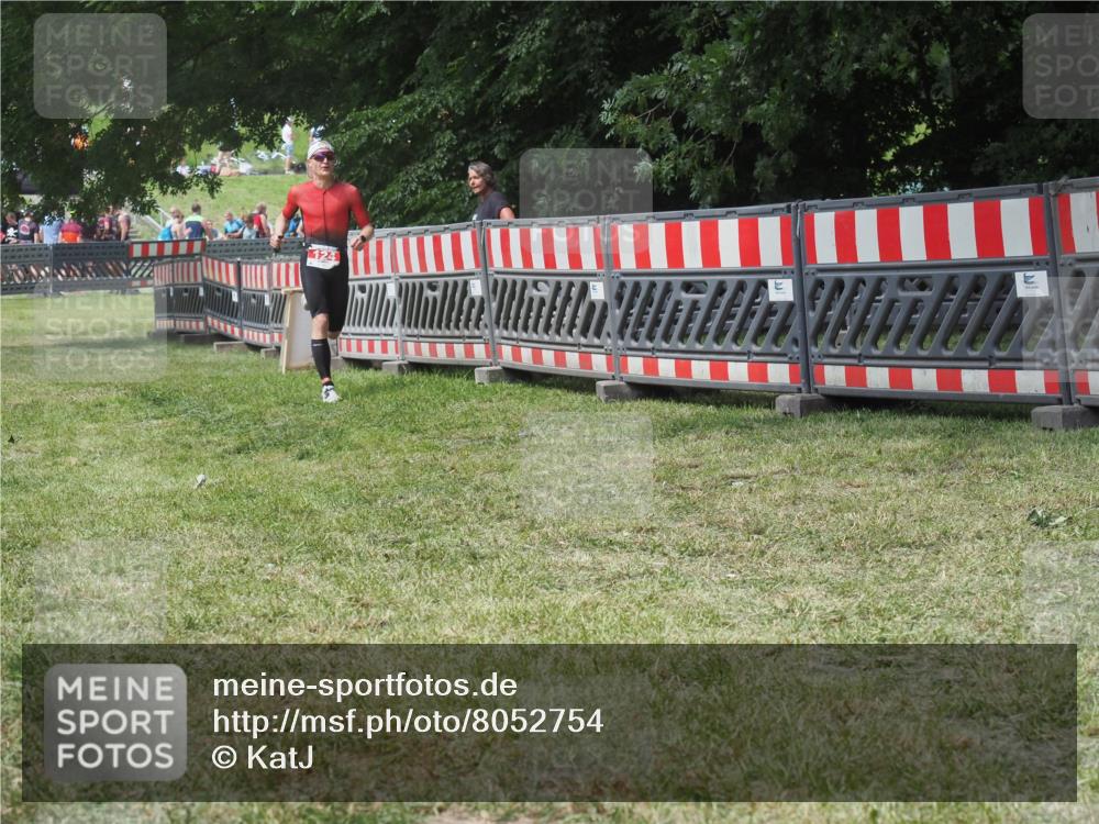 21.06.2025 - 27. Vierlanden-Triathlon KatJ http://msf.ph/oto/8052754 15.06.2025 12:07:32 Ziel 124 meine-sportfotos.de