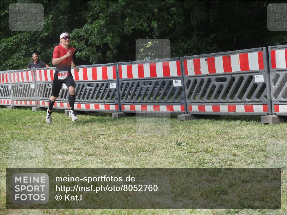 21.06.2025 - 27. Vierlanden-Triathlon KatJ http://msf.ph/oto/8052760 15.06.2025 12:07:33 Ziel 124 meine-sportfotos.de