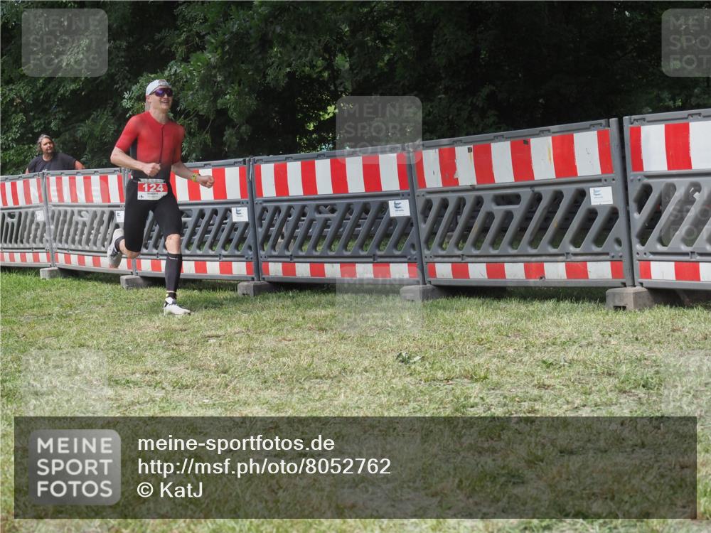 21.06.2025 - 27. Vierlanden-Triathlon KatJ http://msf.ph/oto/8052762 15.06.2025 12:07:33 Ziel 124 meine-sportfotos.de
