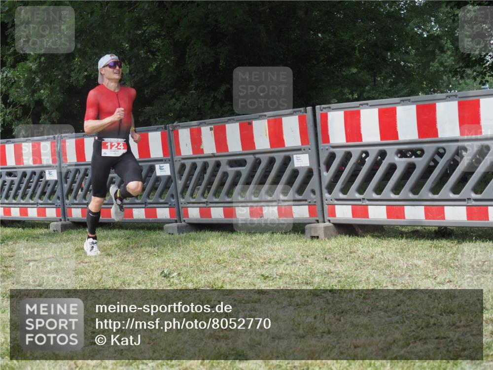 21.06.2025 - 27. Vierlanden-Triathlon KatJ http://msf.ph/oto/8052770 15.06.2025 12:07:33 Ziel 124 meine-sportfotos.de