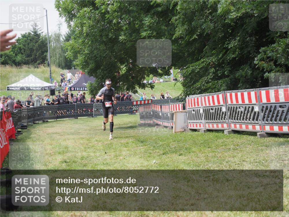 21.06.2025 - 27. Vierlanden-Triathlon KatJ http://msf.ph/oto/8052772 15.06.2025 12:08:07 Ziel 87 meine-sportfotos.de