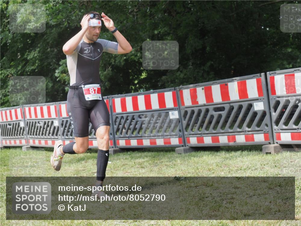 21.06.2025 - 27. Vierlanden-Triathlon KatJ http://msf.ph/oto/8052790 15.06.2025 12:08:11 Ziel 87 meine-sportfotos.de