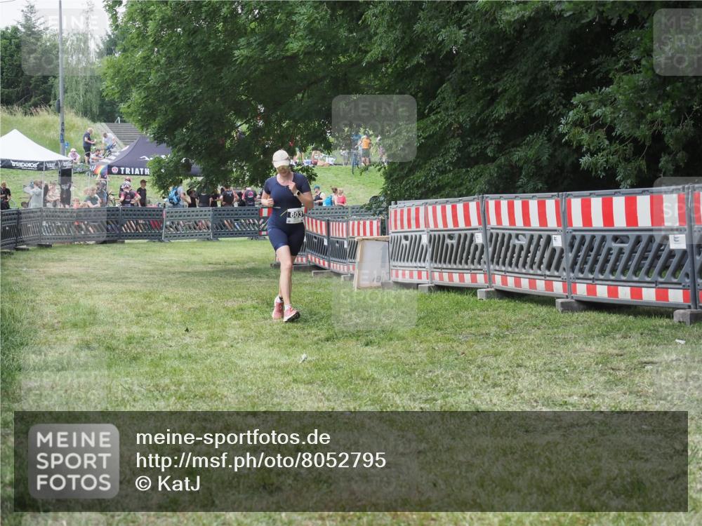 21.06.2025 - 27. Vierlanden-Triathlon KatJ http://msf.ph/oto/8052795 15.06.2025 12:09:31 Ziel 603 meine-sportfotos.de