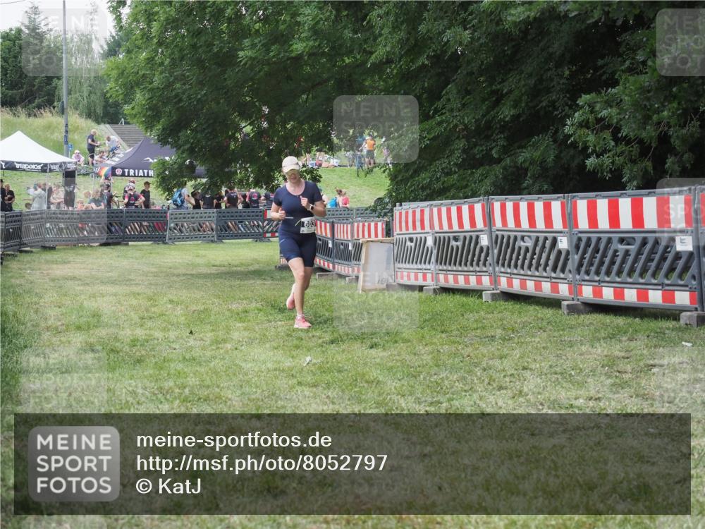 21.06.2025 - 27. Vierlanden-Triathlon KatJ http://msf.ph/oto/8052797 15.06.2025 12:09:32 Ziel 603 meine-sportfotos.de