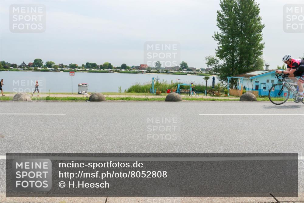 15.06.2025 - 27. Vierlanden-Triathlon H.Heesch http://msf.ph/oto/8052808 15.06.2025 11:01:08 Radfahren 2, 163, 194, 216, 241, 479, 695 meine-sportfotos.de