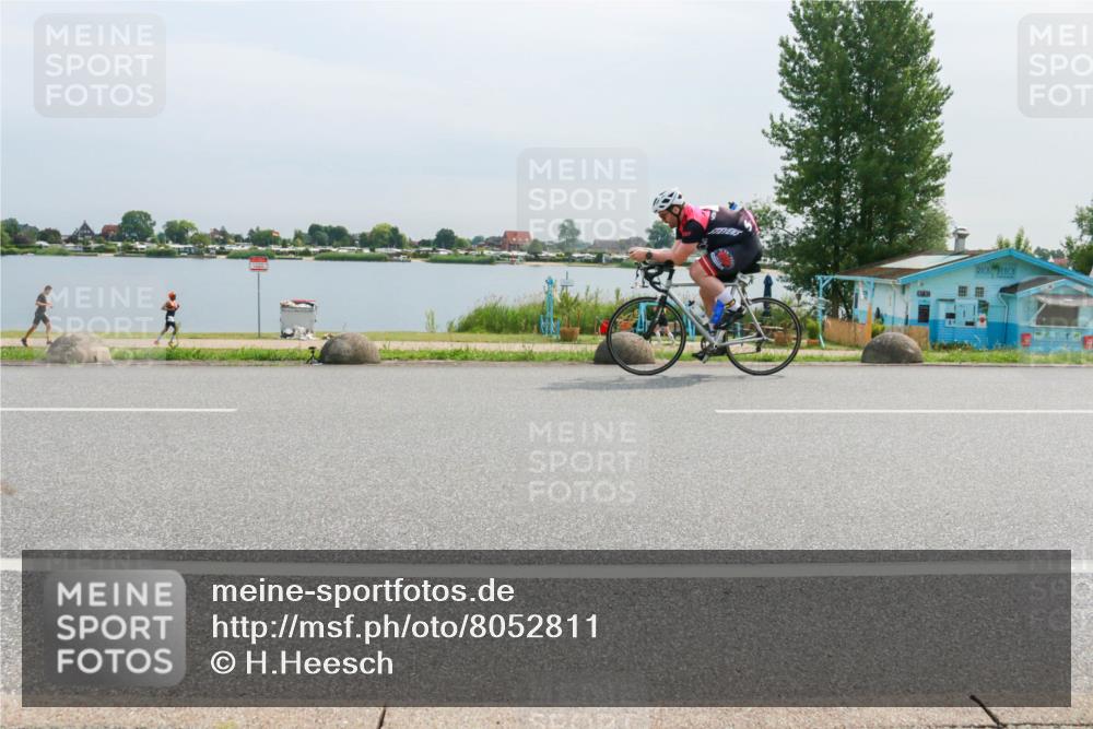 15.06.2025 - 27. Vierlanden-Triathlon H.Heesch http://msf.ph/oto/8052811 15.06.2025 11:01:08 Radfahren 2, 163, 194, 216, 241, 479, 695 meine-sportfotos.de