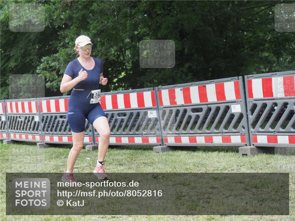 21.06.2025 - 27. Vierlanden-Triathlon KatJ http://msf.ph/oto/8052816 15.06.2025 12:09:35 Ziel 603 meine-sportfotos.de