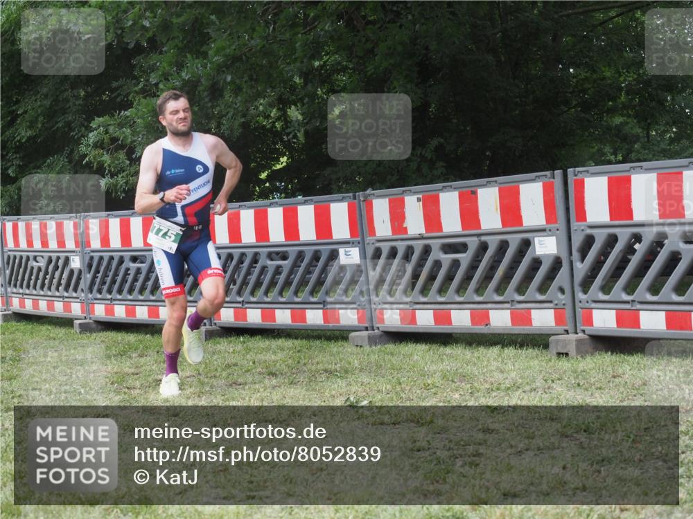 21.06.2025 - 27. Vierlanden-Triathlon KatJ http://msf.ph/oto/8052839 15.06.2025 12:10:13 Ziel 775 meine-sportfotos.de