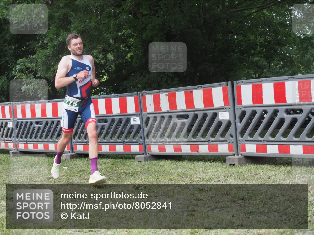 21.06.2025 - 27. Vierlanden-Triathlon KatJ http://msf.ph/oto/8052841 15.06.2025 12:10:13 Ziel 775 meine-sportfotos.de