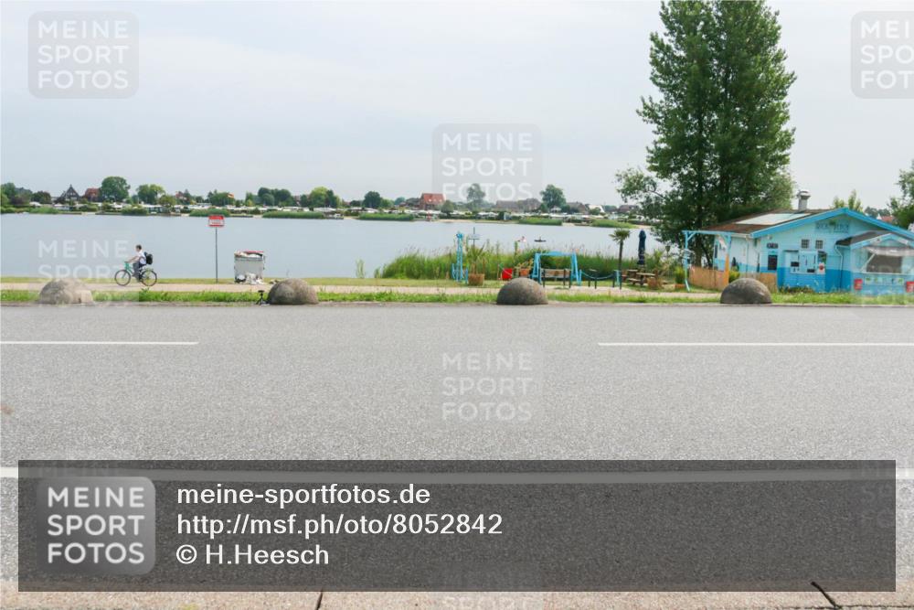 15.06.2025 - 27. Vierlanden-Triathlon H.Heesch http://msf.ph/oto/8052842 15.06.2025 11:01:19 Radfahren 484, 501 meine-sportfotos.de
