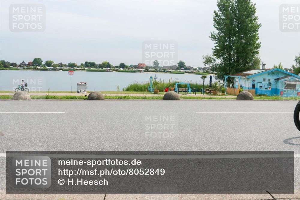 15.06.2025 - 27. Vierlanden-Triathlon H.Heesch http://msf.ph/oto/8052849 15.06.2025 11:01:19 Radfahren 484, 501 meine-sportfotos.de