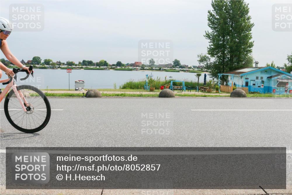 15.06.2025 - 27. Vierlanden-Triathlon H.Heesch http://msf.ph/oto/8052857 15.06.2025 11:01:24 Radfahren 501, 542, 644 meine-sportfotos.de