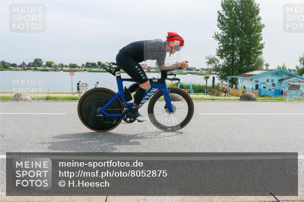 15.06.2025 - 27. Vierlanden-Triathlon H.Heesch http://msf.ph/oto/8052875 15.06.2025 11:01:33 Radfahren 100, 201, 757 meine-sportfotos.de