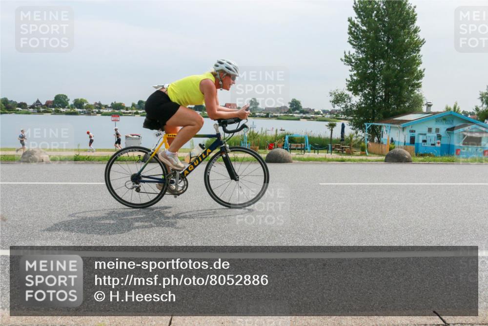 15.06.2025 - 27. Vierlanden-Triathlon H.Heesch http://msf.ph/oto/8052886 15.06.2025 11:01:48 Radfahren 90, 239, 584, 614 meine-sportfotos.de