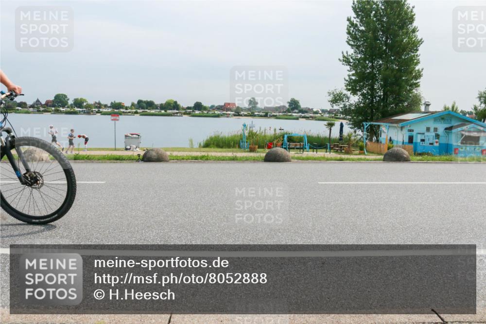 15.06.2025 - 27. Vierlanden-Triathlon H.Heesch http://msf.ph/oto/8052888 15.06.2025 11:01:49 Radfahren 90, 239, 584, 614 meine-sportfotos.de