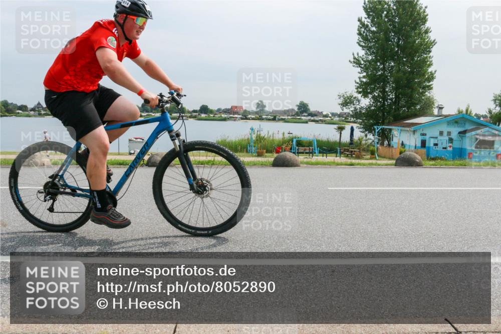 15.06.2025 - 27. Vierlanden-Triathlon H.Heesch http://msf.ph/oto/8052890 15.06.2025 11:01:49 Radfahren 90, 239, 584, 614 meine-sportfotos.de