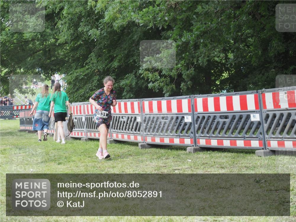 21.06.2025 - 27. Vierlanden-Triathlon KatJ http://msf.ph/oto/8052891 15.06.2025 12:12:34 Ziel 531 meine-sportfotos.de