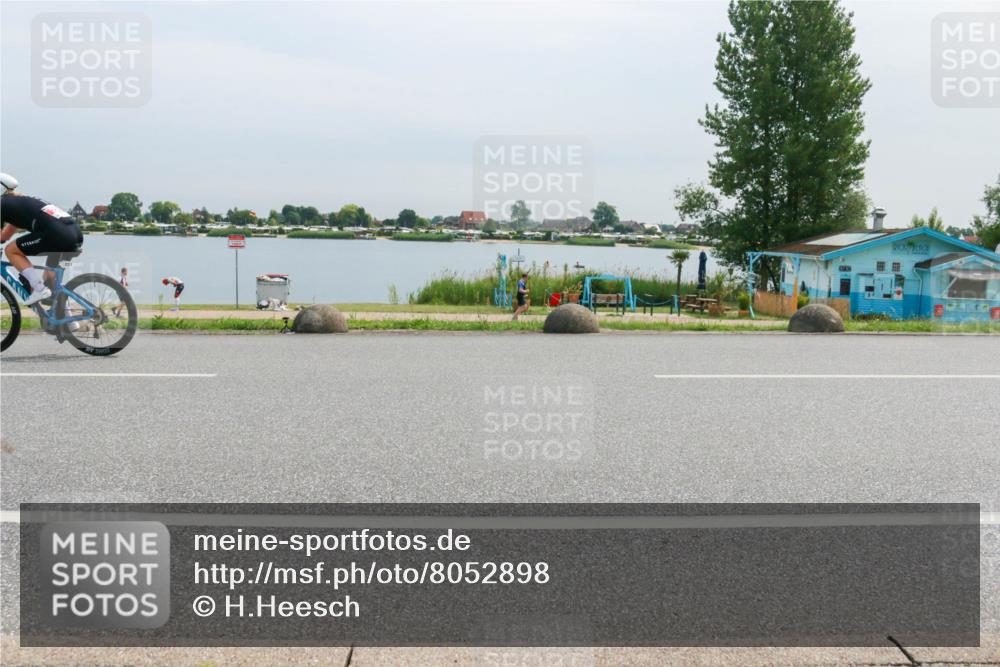 15.06.2025 - 27. Vierlanden-Triathlon H.Heesch http://msf.ph/oto/8052898 15.06.2025 11:01:54 Radfahren 32, 221, 239 meine-sportfotos.de