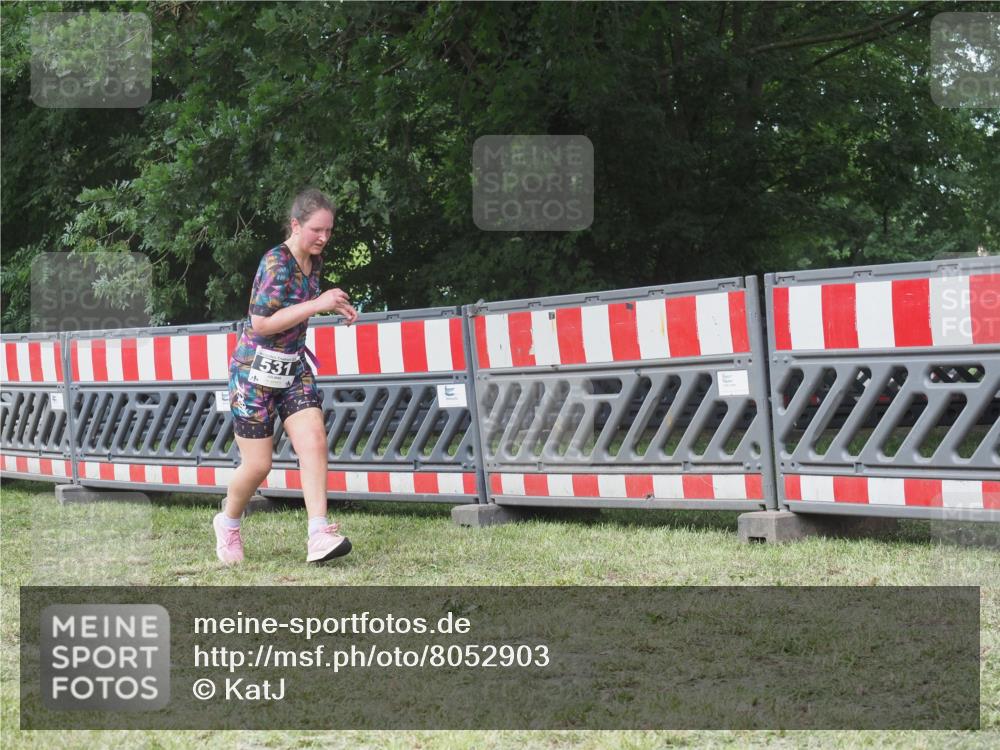21.06.2025 - 27. Vierlanden-Triathlon KatJ http://msf.ph/oto/8052903 15.06.2025 12:12:36 Ziel 531 meine-sportfotos.de