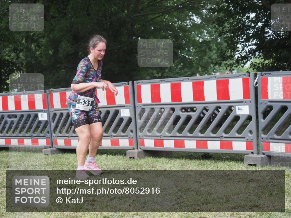 21.06.2025 - 27. Vierlanden-Triathlon KatJ http://msf.ph/oto/8052916 15.06.2025 12:12:37 Ziel 531 meine-sportfotos.de