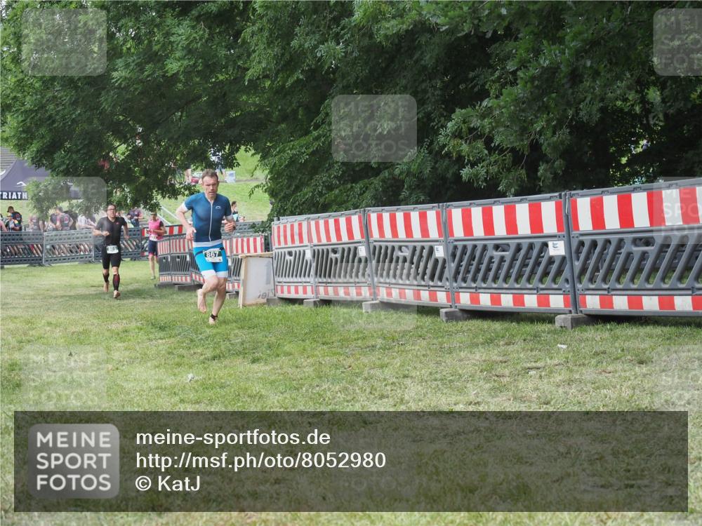 21.06.2025 - 27. Vierlanden-Triathlon KatJ http://msf.ph/oto/8052980 15.06.2025 12:13:15 Ziel 867, 869 meine-sportfotos.de