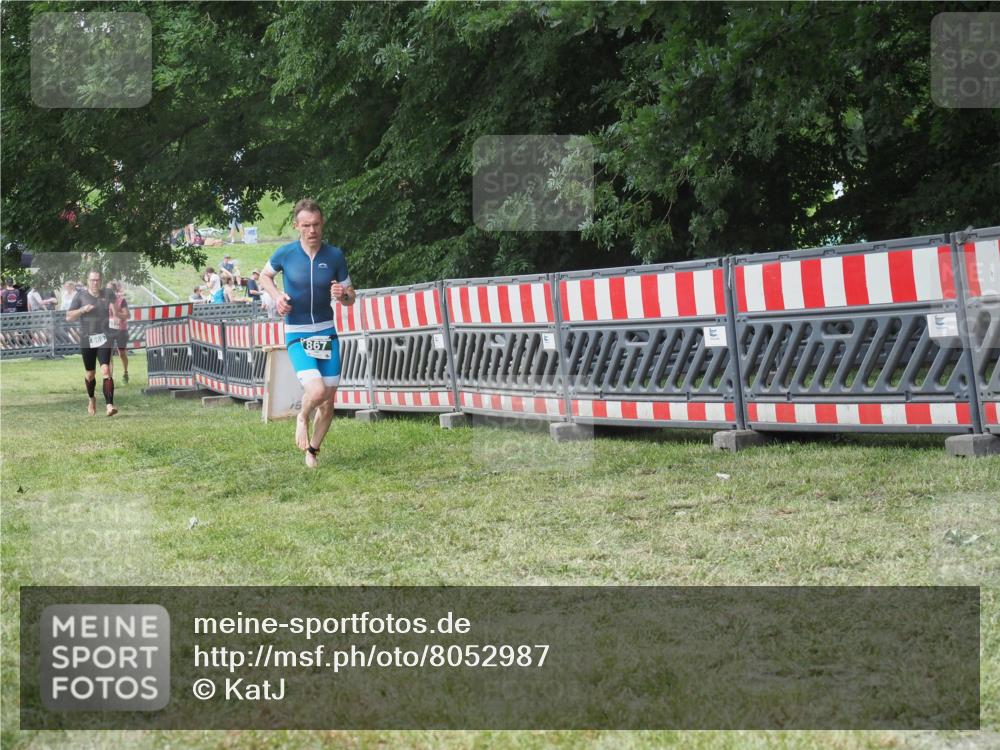 21.06.2025 - 27. Vierlanden-Triathlon KatJ http://msf.ph/oto/8052987 15.06.2025 12:13:15 Ziel 867, 869 meine-sportfotos.de