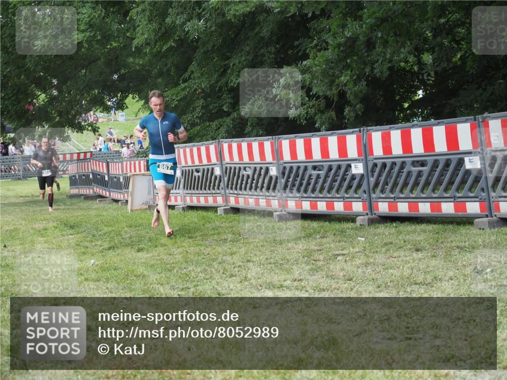 21.06.2025 - 27. Vierlanden-Triathlon KatJ http://msf.ph/oto/8052989 15.06.2025 12:13:16 Ziel 867, 869 meine-sportfotos.de