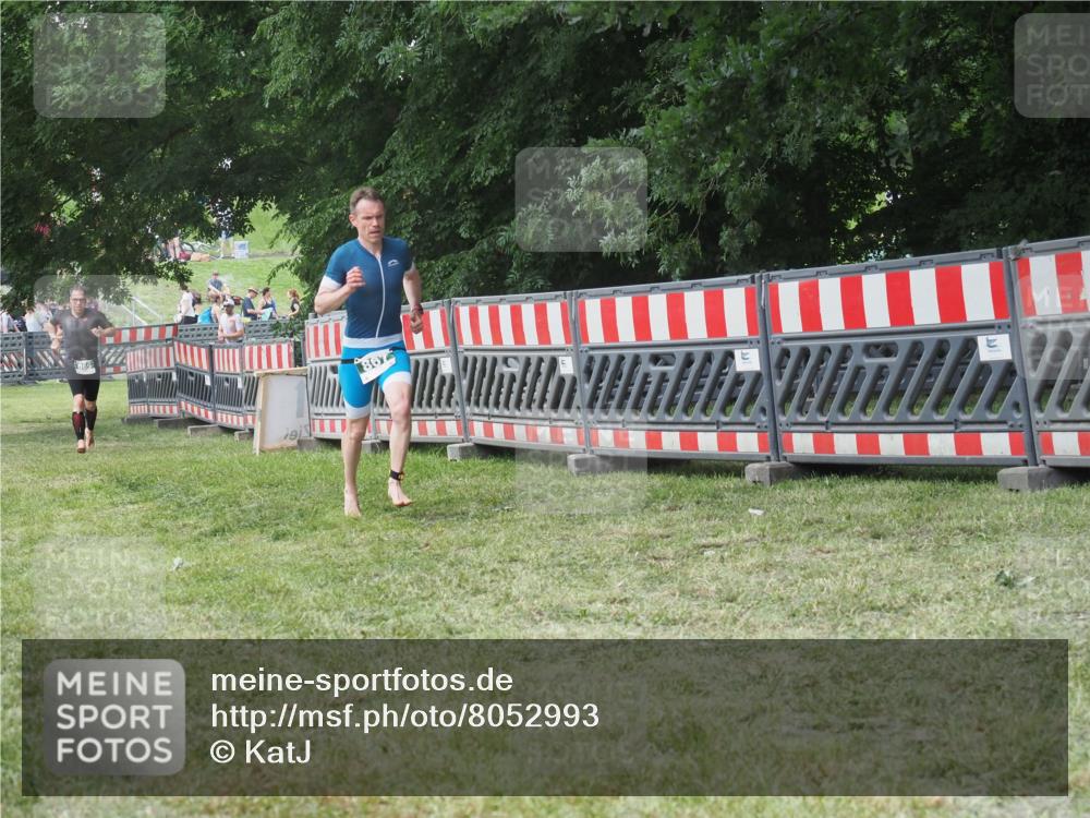 21.06.2025 - 27. Vierlanden-Triathlon KatJ http://msf.ph/oto/8052993 15.06.2025 12:13:16 Ziel 867, 869 meine-sportfotos.de