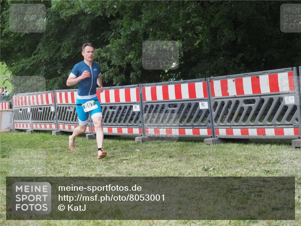 21.06.2025 - 27. Vierlanden-Triathlon KatJ http://msf.ph/oto/8053001 15.06.2025 12:13:16 Ziel 867, 869 meine-sportfotos.de
