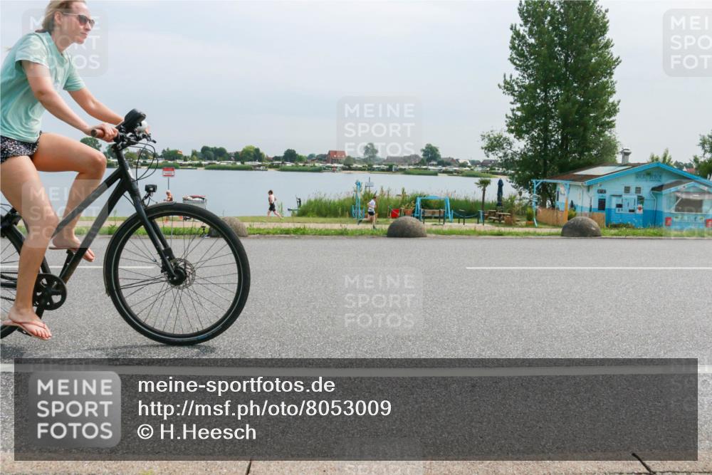 15.06.2025 - 27. Vierlanden-Triathlon H.Heesch http://msf.ph/oto/8053009 15.06.2025 11:03:05 Radfahren 49, 604, 626, 712, 736, 761 meine-sportfotos.de