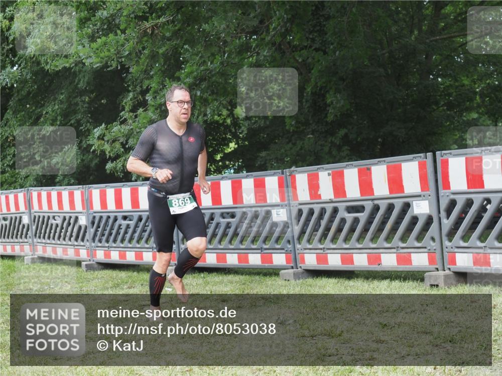 21.06.2025 - 27. Vierlanden-Triathlon KatJ http://msf.ph/oto/8053038 15.06.2025 12:13:21 Ziel 251, 869 meine-sportfotos.de