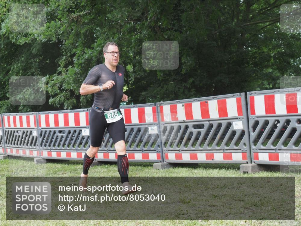 21.06.2025 - 27. Vierlanden-Triathlon KatJ http://msf.ph/oto/8053040 15.06.2025 12:13:21 Ziel 251, 869 meine-sportfotos.de