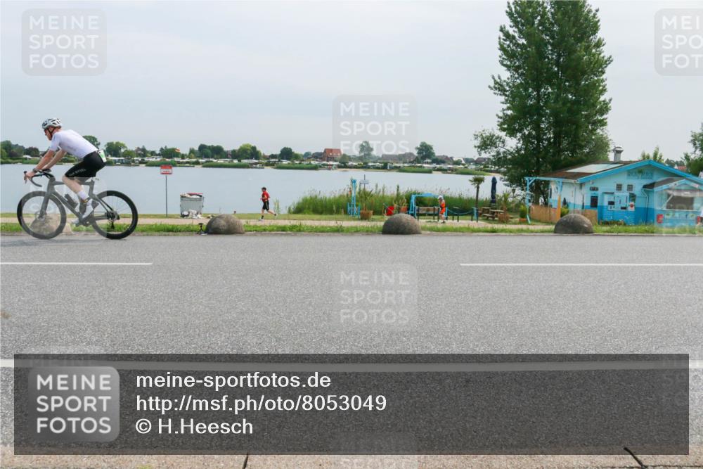 15.06.2025 - 27. Vierlanden-Triathlon H.Heesch http://msf.ph/oto/8053049 15.06.2025 11:03:36 Radfahren 159, 210, 715 meine-sportfotos.de